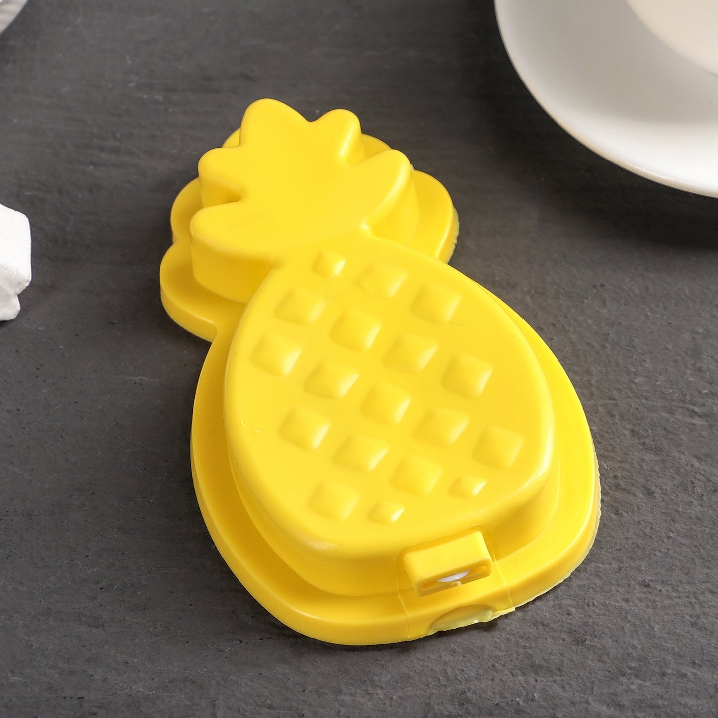 Durable Pineapple Shape Ice Candy Cream Mould Silicone Popsicle Mold Ice Pop DIY Kitchen Tool Ice Molds